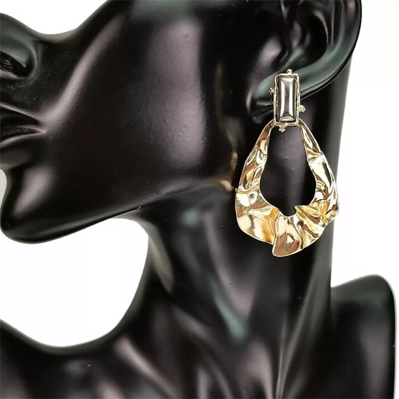 New 18k gold plated gorgeous earrings - Picture 3 of 3